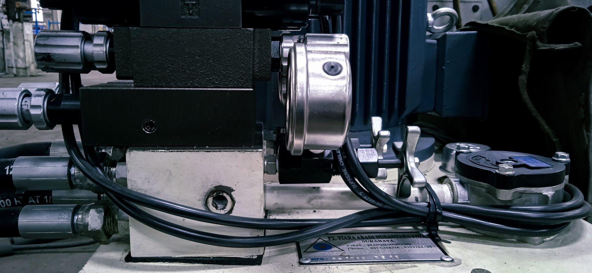 Motor and valve circuit in the machine Motor and valve circuit in the machine