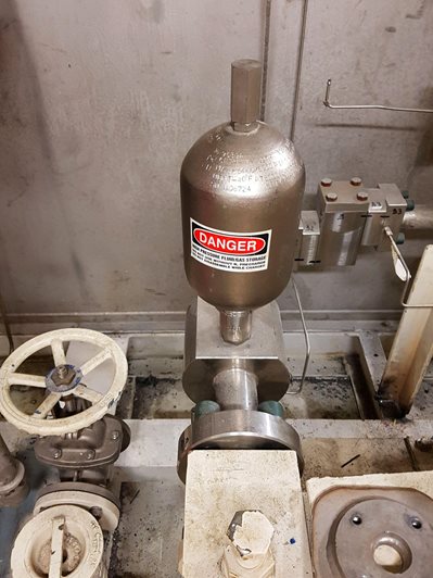 Danger of fluid gas high pressure storage in stainless steel accumulator Danger of fluid gas high pressure storage in stainless steel accumulator