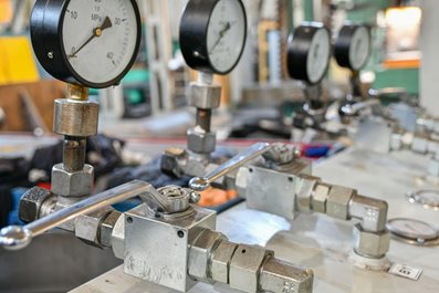 pressure-changeover-valve-with-pressure-gauges-in-the-hydraulic-supply.jpg Pressure changeover valve with pressure gauges in the hydraulic supply system.